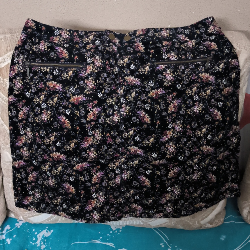 Black floral mini skirt - Picture 2 of 4